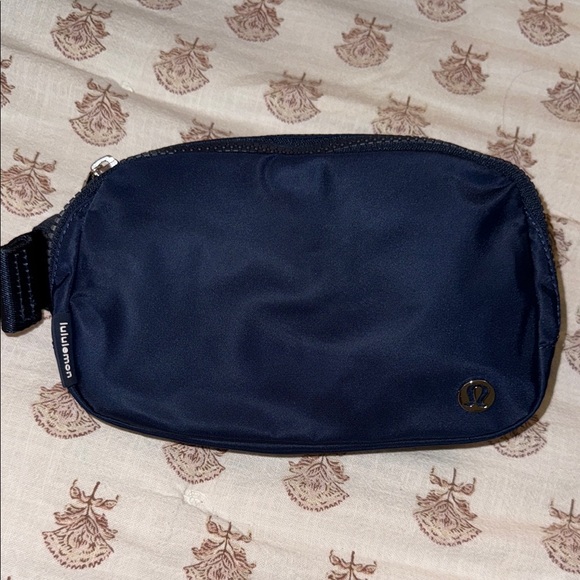 lululemon white crossbody bag Everywhere Belt 1L (Neo Mint) Color:Chartreuse Black Tiger while the water aqueon bow front 3- Girls' Mini Black